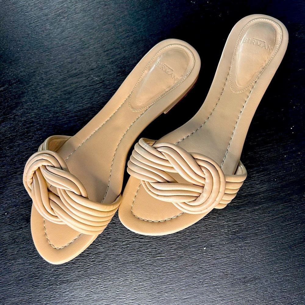 Very beautiful beige branded flip-flops. In new condition.